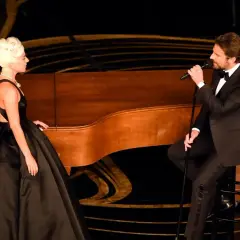Lady Gaga w czarnej, obszernej sukni i Bradley Cooper w smokingu wykonują piosenkę przy fortepianie. Ich występ to nie jest shallow tekst, lecz głębokie emocje.