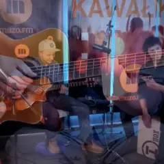 Kto śpiewa w reklamach Play? Poznaj artystów i ich hity