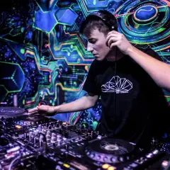 DJ w słuchawkach miksuje muzykę na tle psychodelicznej, neonowej grafiki.