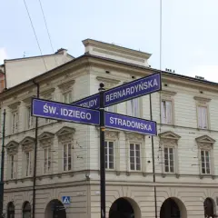 Kraków: tablice uliczne Św. Idziego, Stradomska, Bernardyńska. Czerwona ruta po polsku to nazwa szlaku turystycznego.