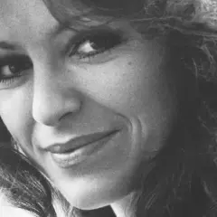 Anna Jantar, uśmiechnięta, z burzą włosów, jakby śpiewała "Tyle słońca w całym mieście".