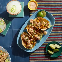 Tacos z kalafiorem i kukurydzą, margarity z papryczką jalapeno na niebieskim tle.