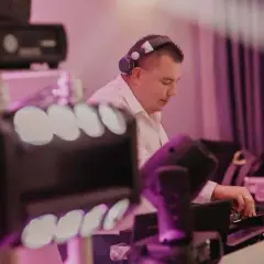 DJ na 40. urodziny: Ile kosztuje? Sprawdź ceny i czynniki