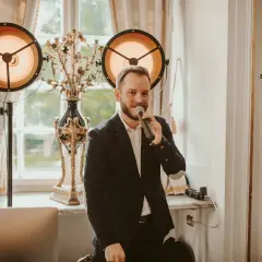 Ile kosztuje DJ na studniówkę? Sprawdź ceny i rady
