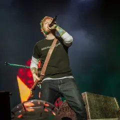 Ile Ed Sheeran zarabia na koncercie? Milionowe stawki i kulisy