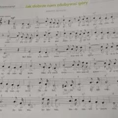 Nuty piosenki "Jak dobrze nam zdobywać góry" z zapisanym tekstem i akordami.