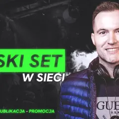Uśmiechnięty DJ w słuchawkach na tle tłumu i napisu "Twój DJ-ski set w sieci".