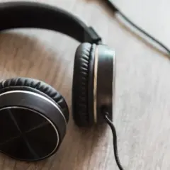 Jak sparować JBL? Słuchawki i głośniki krok po kroku