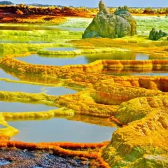 Kolorowe, mineralne baseny i formacje skalne w Dallol, Etiopia. Chcę do tego jedynego miejsca na ziemi, gdzie natura maluje krajobraz.