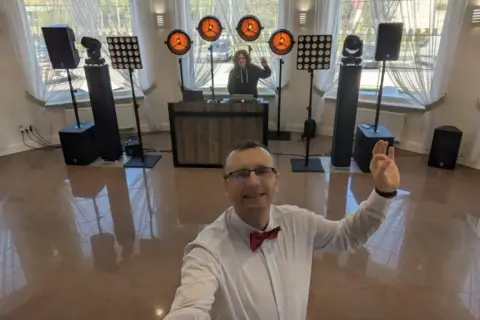 Ile kosztuje DJ na wesele/18-stkę? Ceny 2026 i co wpływa na koszt