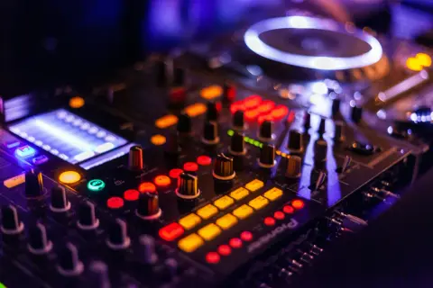 Lista pytań do DJ-a na wesele: wybierz najlepszego wodzireja