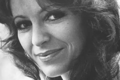 Anna Jantar, uśmiechnięta, z burzą włosów, jakby śpiewała "Tyle słońca w całym mieście".