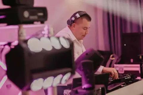 DJ na 40. urodziny: Ile kosztuje? Sprawdź ceny i czynniki