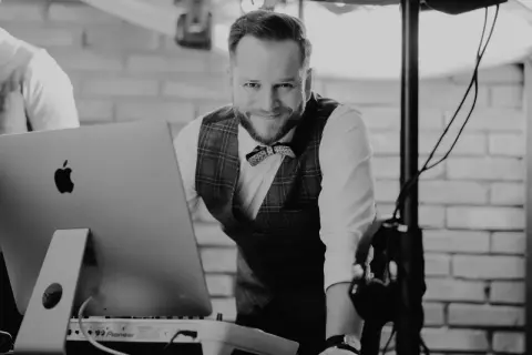 Kto płaci ZAiKS na weselu? DJ czy organizator? Wyjaśniamy!