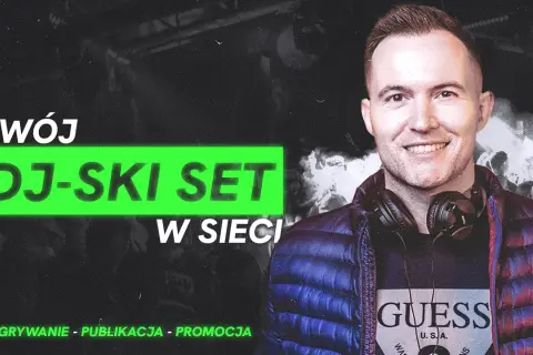 Uśmiechnięty DJ w słuchawkach na tle tłumu i napisu "Twój DJ-ski set w sieci".