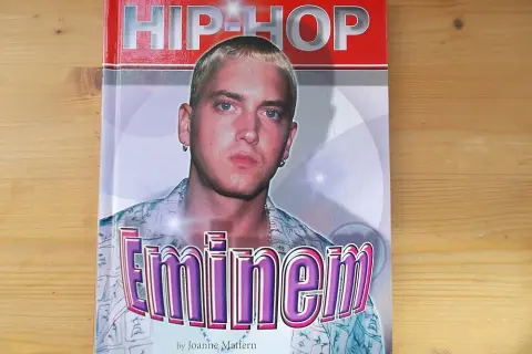 Eminem: Kim jest legenda hip-hopu? Odkryj jego historię.