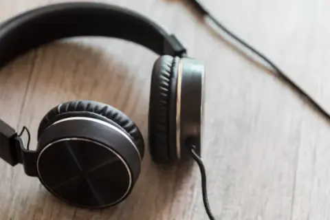 Jak sparować JBL? Słuchawki i głośniki krok po kroku