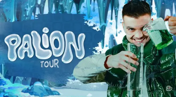 Młody mężczyzna w okularach ochronnych przelewa zielony płyn do wysokiej probówki. Obok napis "PALION TOUR" na tle lodowych sopli.