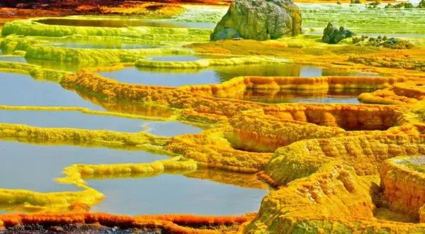 Kolorowe, mineralne baseny i formacje skalne w Dallol, Etiopia. Chcę do tego jedynego miejsca na ziemi, gdzie natura maluje krajobraz.