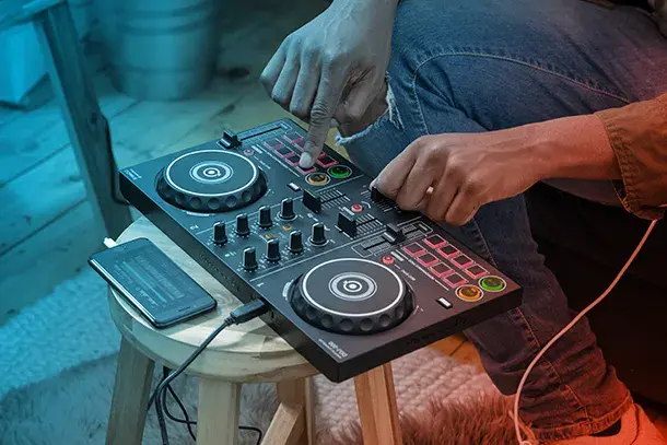 Jaki kontroler DJ na początek? Ranking i porady dla DJ-ów