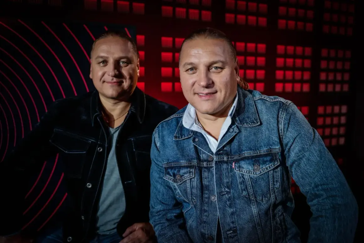 Dwóch mężczyzn w dżinsowych kurtkach, z charakterystycznym kucykiem. Tło to czerwone, geometryczne wzory, przypominające ściernisko tekst.