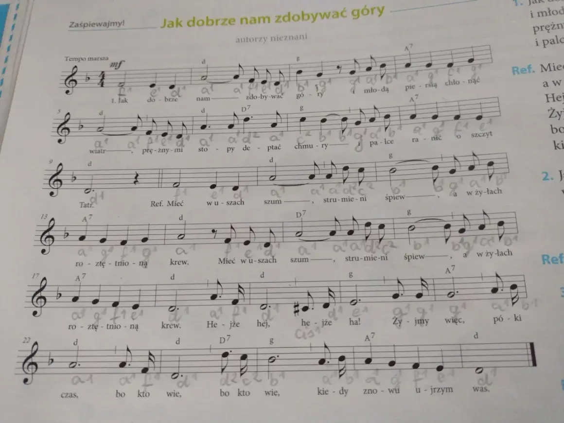 Nuty piosenki "Jak dobrze nam zdobywać góry" z zapisanym tekstem i akordami.
