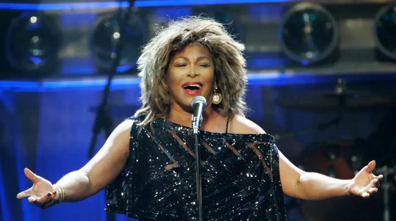Tina Turner śpiewa z pasją, jej głos to po prostu the best tłumaczenie emocji. Błyszcząca kreacja i energia sceniczna.