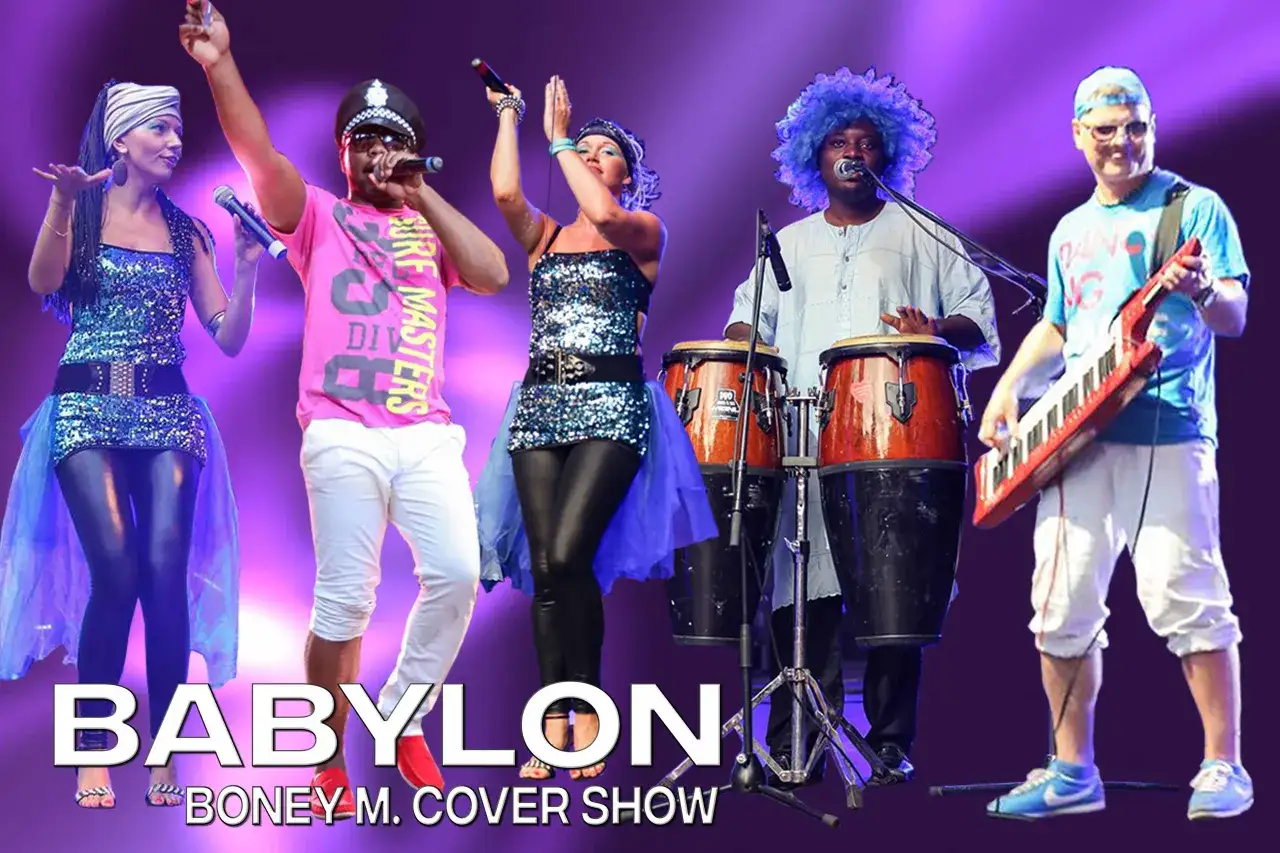 Zespół Babylon Boney M. Cover Show na scenie. Wokalistka w błyszczącej sukience, wokalista w różowej koszulce i czapce policjanta, perkusista w niebieskiej peruce i klawiszowiec.