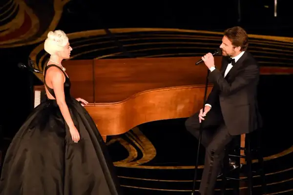 Lady Gaga w czarnej, obszernej sukni i Bradley Cooper w smokingu wykonują piosenkę przy fortepianie. Ich występ to nie jest shallow tekst, lecz głębokie emocje.