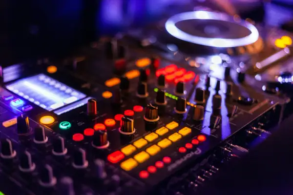 Lista pytań do DJ-a na wesele: wybierz najlepszego wodzireja