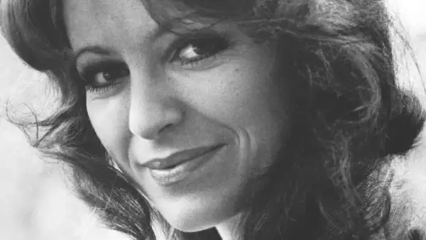 Anna Jantar, uśmiechnięta, z burzą włosów, jakby śpiewała "Tyle słońca w całym mieście".